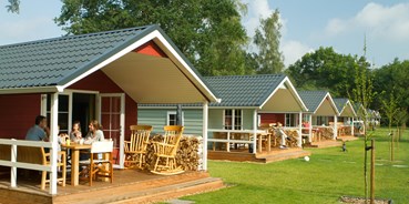 Luxuscamping - Niederlande - Terrasse - Lodges 6 Personen auf  Camping De Kleine Wolf