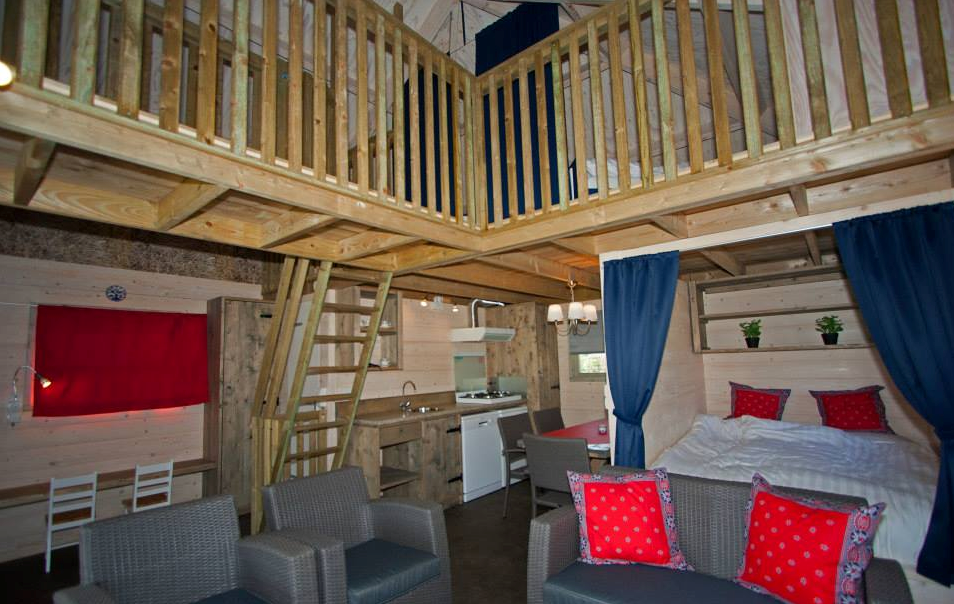 Glampingunterkunft: Oben befinden sich zwei Doppelbetten - Ferienhütte Hooiberg auf Camping De Kleine Wolf