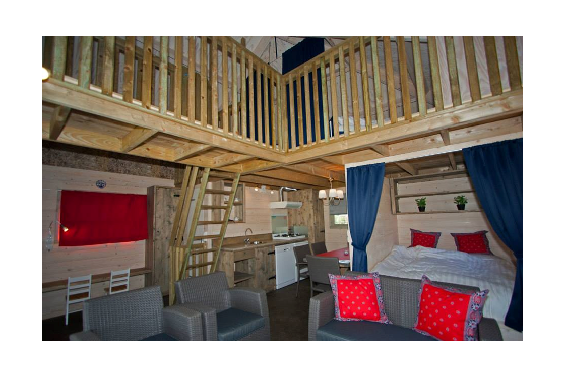 Glampingunterkunft: Oben befinden sich zwei Doppelbetten - Ferienhütte Hooiberg auf Camping De Kleine Wolf