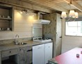 Glampingunterkunft: Küche mit Kühlschrank und Geschirrspüler - Ferienhütte Hooiberg auf Camping De Kleine Wolf