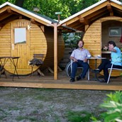 Luxuscamping: Ganz rustikal mit kleiner Terrasse - Weinfässer auf Ihrem königlichem Campingpark Sanssouci zu Potsdam/Berlin