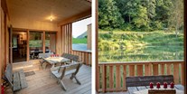 Luxuscamping - Kärnten - Jede unserer Glamping Lodges verfügt über eine eigene kleine Terrasse mit Blick auf unseren Forellenteich. - Urlaub am Bauernhof am Ossiacher See Glamping Lodges am Prefelnig Teich: Urlaub am Bauernhof am Ossiacher See