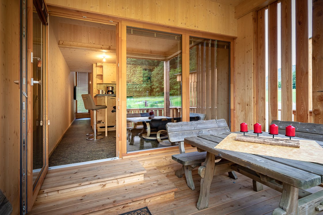 Glampingunterkunft: Terrasse - Glamping Lodges am Prefelnig Teich: Urlaub am Bauernhof am Ossiacher See