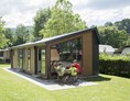 Glampingunterkunft: Außenansicht mit Terrasse - hochwertige Mobilheime in Kirchzarten / Schwarzwald