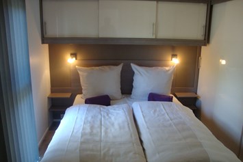 Glampingunterkunft: Schlafzimmer mit Doppelbett - hochwertige Mobilheime in Kirchzarten / Schwarzwald