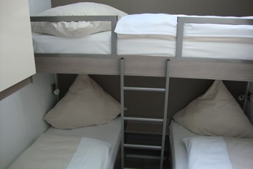 Glampingunterkunft: Schlafzimmer mit drei Einzelbetten - hochwertige Mobilheime in Kirchzarten / Schwarzwald