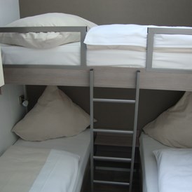 Glampingunterkunft: Schlafzimmer mit drei Einzelbetten - hochwertige Mobilheime in Kirchzarten / Schwarzwald