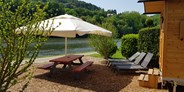 Luxuscamping - Dusche - Mit Liegen und großem Sonnenschirm - Schäferwagen auf Fortuna Camping am Neckar