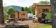 Luxuscamping - Parkplatz bei Unterkunft - Da ist Leben drin! - Schäferwagen auf Fortuna Camping am Neckar