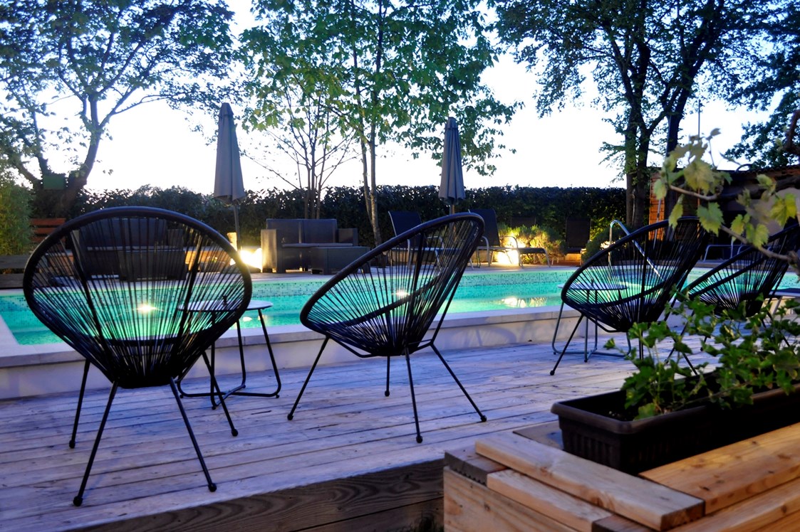Glampingunterkunft: Open air relax pool area by night - B&B Suite Mobileheime für 2 Personen mit eigenem Garten