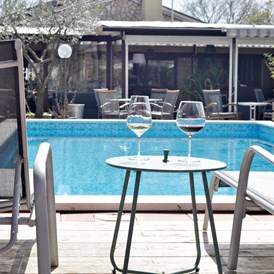 Glampingunterkunft: Open air relax pool area - B&B Suite Mobileheime für 2 Personen mit eigenem Garten