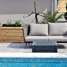 Glampingunterkunft: Open air relax pool area - B&B Suite Mobileheime für 2 Personen mit eigenem Garten