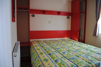 Glampingunterkunft: Großes Schlafzimmer mit einem gemütlichen Doppelbett - Luxus Mobilheime Normandy für 8 Personen auf Camping Fuussekaul