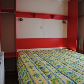 Glampingunterkunft: Großes Schlafzimmer mit einem gemütlichen Doppelbett - Luxus Mobilheime Normandy für 8 Personen auf Camping Fuussekaul