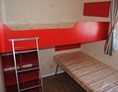 Glampingunterkunft: 2 kleine Schlafzimmer mit jeweils 2 Einzelbetten (als schräg gestelltes Hochbett) - Luxus Mobilheime Normandy für 8 Personen auf Camping Fuussekaul