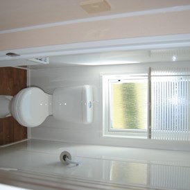 Glampingunterkunft: Modernes Badezimmer mit separatem WC - Luxus Mobilheime Normandy für 8 Personen auf Camping Fuussekaul