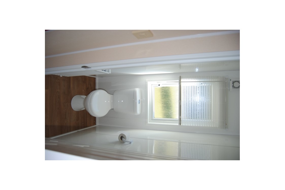 Glampingunterkunft: Modernes Badezimmer mit separatem WC - Luxus Mobilheime Normandy für 8 Personen auf Camping Fuussekaul
