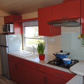 Glampingunterkunft: Moderne und komplett ausgestattete Küche - Luxus Mobilheime Foxhouse für 6 Personen auf Camping Fuussekaul