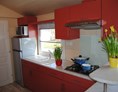 Glampingunterkunft: Moderne und komplett ausgestattete Küche - Luxus Mobilheime Foxhouse für 6 Personen auf Camping Fuussekaul
