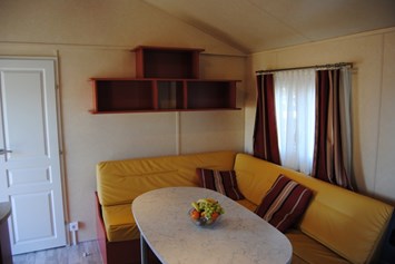 Glampingunterkunft: Gezellige woonkamer - Luxus Mobilheime Foxhouse für 6 Personen auf Camping Fuussekaul