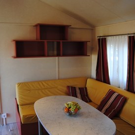 Glampingunterkunft: Gezellige woonkamer - Luxus Mobilheime Foxhouse für 6 Personen auf Camping Fuussekaul