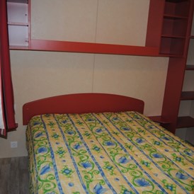 Glampingunterkunft: Grote slaapkamer met een 2persoonsbed - Luxus Mobilheime Foxhouse für 6 Personen auf Camping Fuussekaul