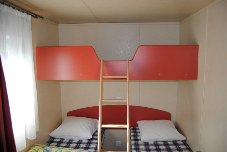 Glampingunterkunft: Kinderslaapkamer met 2 eenpersoonsbedden, een hoogbed en een ingebouwd babybed - Luxus Mobilheime Foxhouse für 6 Personen auf Camping Fuussekaul