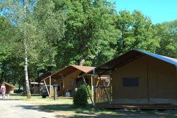 Glampingunterkunft: Gemütlich eingerichtete Safarizelte auf Camping Fuussekaul