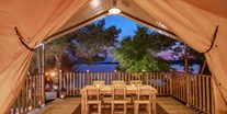 Luxuscamping - Novigrad - geräumige überdachte Terrasse - Lanterna Premium Camping Resort - Valamar Safari-Zelte auf Lanterna Premium Camping Resort