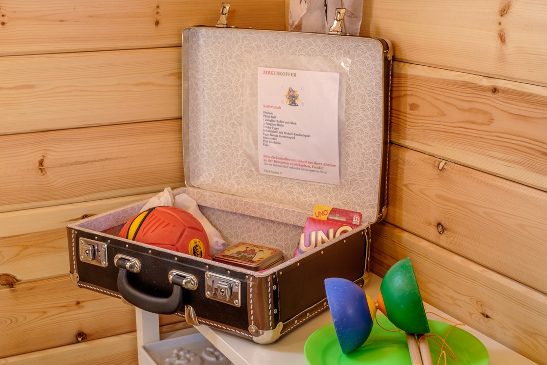 Glampingunterkunft: Spielekoffer für die Kleinen - Zirkuswagen auf Camping Wagenhausen