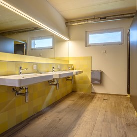 Glampingunterkunft: Neue, modernste Sanitäranlage - Zirkuswagen auf Camping Wagenhausen