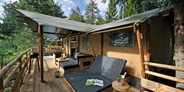Luxuscamping - Preisniveau: exklusiv - Österreich - Terrasse Safari-Lodge-Zelt "Rhino Deluxe" - Safari-Lodge-Zelt "Rhino Deluxe" am Nature Resort Natterer See