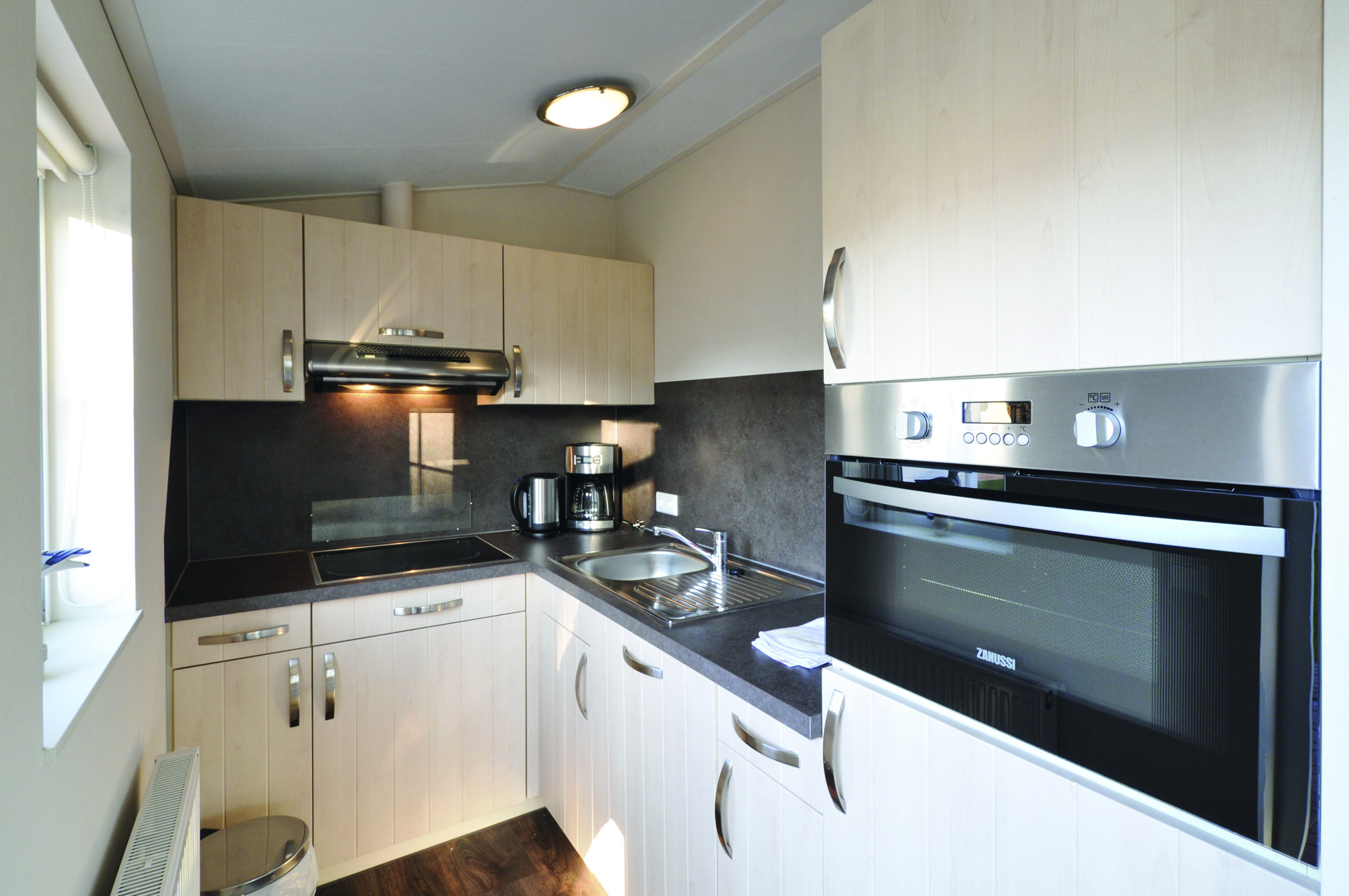 Camping de lujo - Art der Unterkunft: Bungalow - Die Küche mit allem was man braucht. - Camping- und Ferienpark Wulfener Hals Ferienhaus Seemöwe 4 Personen am Camping- und Ferienpark Wulfener Hals