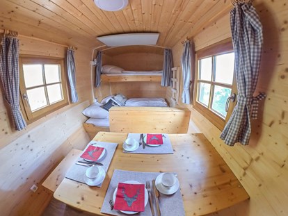 Luxury camping - Jagdhäuschen mit Brotzeittisch innen - Jagdhäuschen am Pilsensee in Bayern