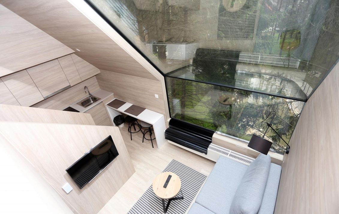 Glampingunterkunft: Wohnzimmer und Küche - Holzhaus