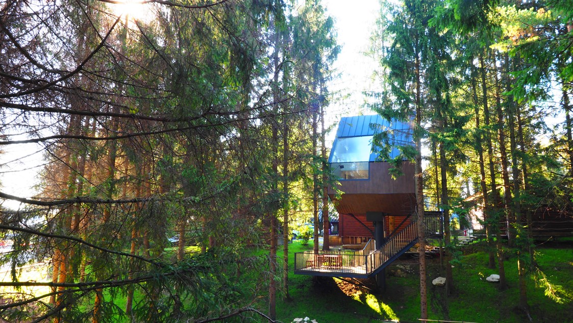 Glampingunterkunft: Holzhaus - terrasse mit sitzgarnitur - Holzhaus auf Plitvice Holiday Resort