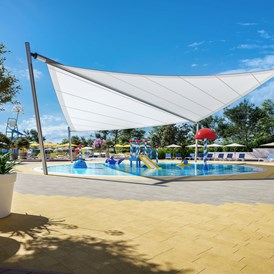 Glampingunterkunft: Baby pool
• pool area: 140 m2
• covered shallow pool with water toys - Glamping Tents