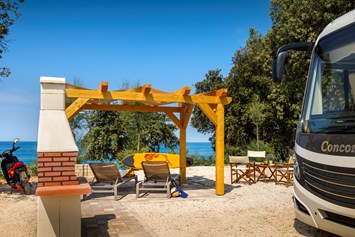Glampingunterkunft: Eine große Auswahl an verschiedenen Parzellen in den Zonen Marina, Sunset, Bella Vista und Orlandin direkt am Meer oder von grüner mediterraner Vegetation umgeben - Istra Premium Camping Resort 