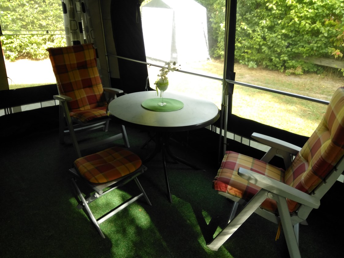 Glampingunterkunft: Sitzbereich im Vorzelt - Hümmling-Wohnwagen