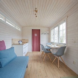 Glampingunterkunft: Innenraum vom Tiny House - Tiny House am See - Naturcampingpark Rehberge