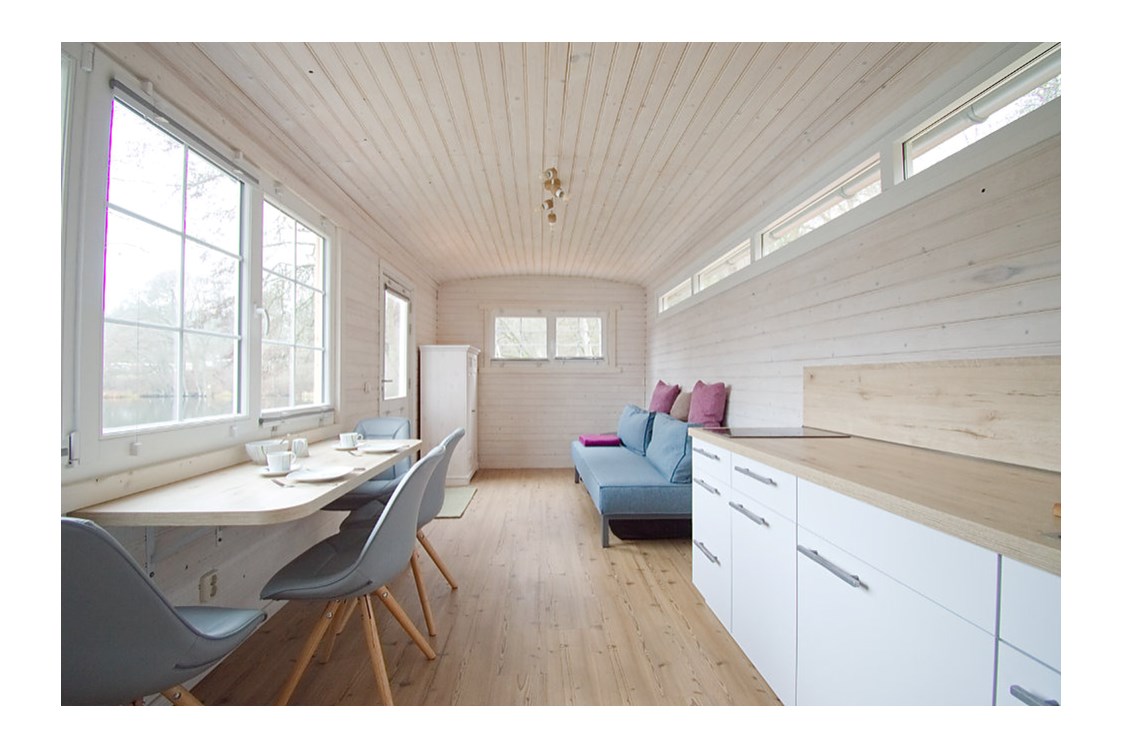 Glampingunterkunft: Wohn- und Essbereich - Tiny House am See - Naturcampingpark Rehberge