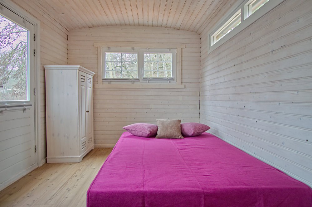Glampingunterkunft: ausgeklappte Schlafcouch - Tiny House am See - Naturcampingpark Rehberge