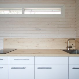 Glampingunterkunft: vollausgestattete Küchenzeile - Tiny House am See - Naturcampingpark Rehberge