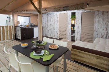Glampingunterkunft: Premium Two Bedroom Glamping Tent auf dem Boutique Campingplatz Santa Marina