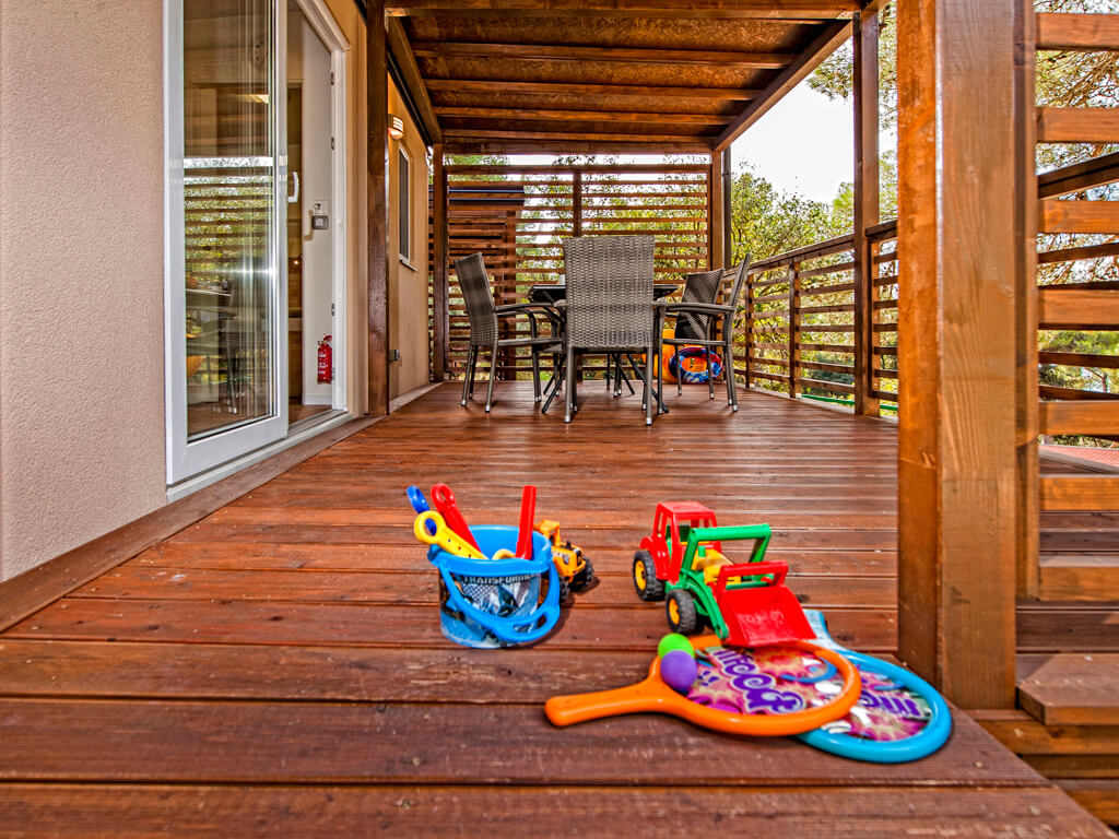 Campeggio di lusso - Gartenmöbel - L'Istria - Campingplatz Porton Biondi - Meinmobilheim Mediteran Comfort Family auf dem Campingplatz Porton Biondi