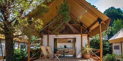 Luxuscamping - Premium two bedroom safari loft tent auf dem Arena One 99 Glamping