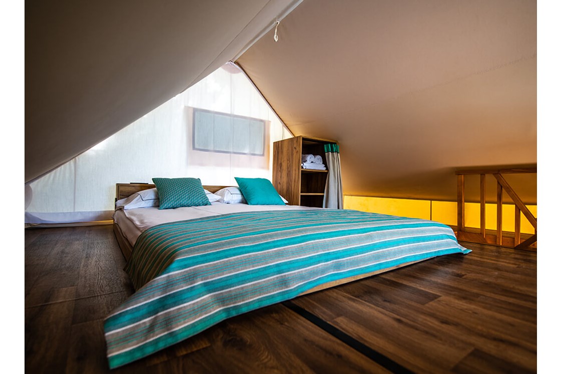 Glampingunterkunft: Premium two bedroom safari loft tent auf dem Arena One 99 Glamping