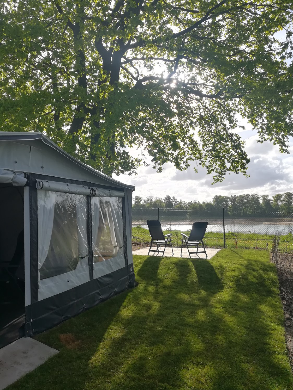 Glampingunterkunft: Außenterrasse mit direktem Blick über unseren baldigen Badesee  - Campingpark Bielefeld - Entspannen am Teutoburger Wald