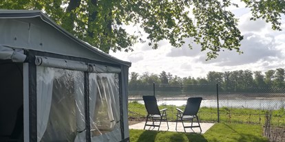 Luxuscamping - Nordrhein-Westfalen - Außenterrasse mit direktem Blick über unseren baldigen Badesee  - Campingpark Bielefeld - Entspannen am Teutoburger Wald