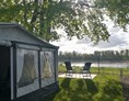 Glampingunterkunft: Außenterrasse mit direktem Blick über unseren baldigen Badesee  - Campingpark Bielefeld - Entspannen am Teutoburger Wald
